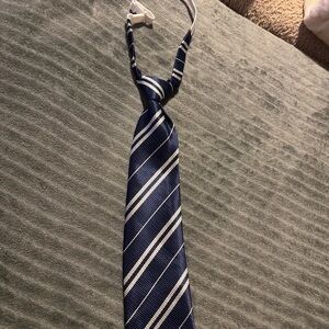 Elegant Navy and White Striped Tie